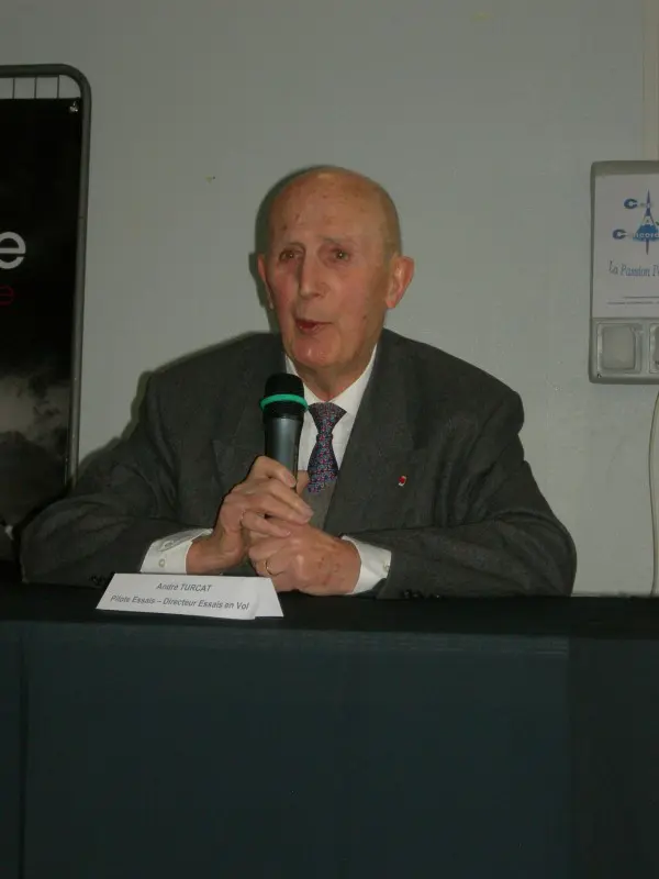 Andre Turcat achter microfoon foto 2