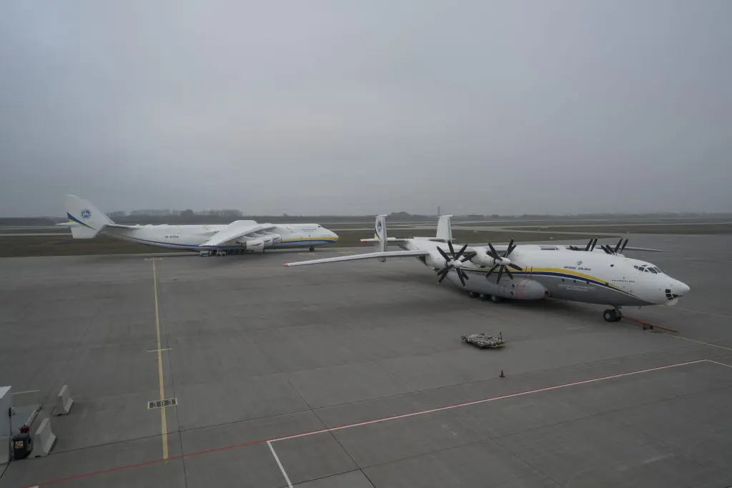 lej-an-22-und-an225-auf-apron-3