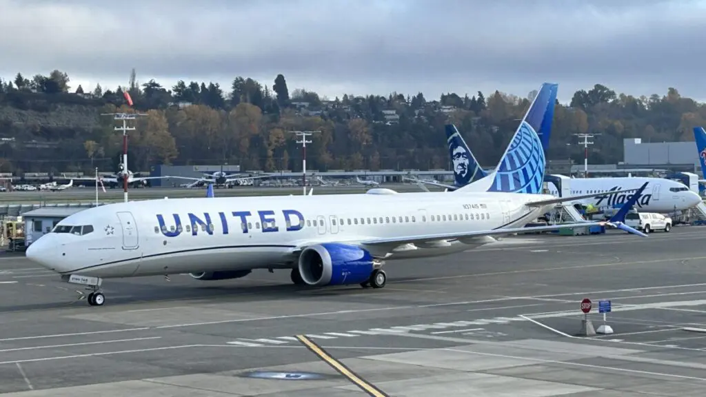 DAE-United-Airlines-B737-9