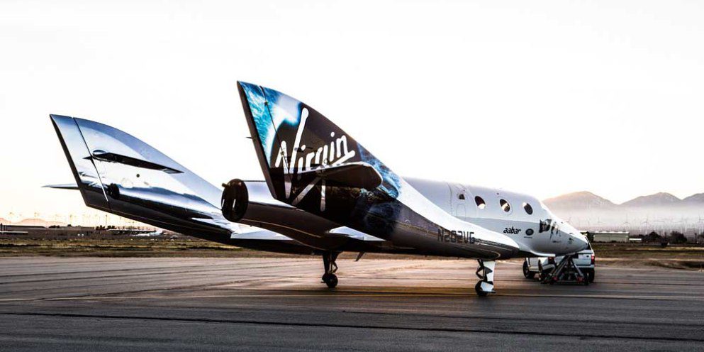 Deze afbeelding heeft een leeg alt-attribuut; de bestandsnaam is Virgin-SpaceShip2_runway.jpg