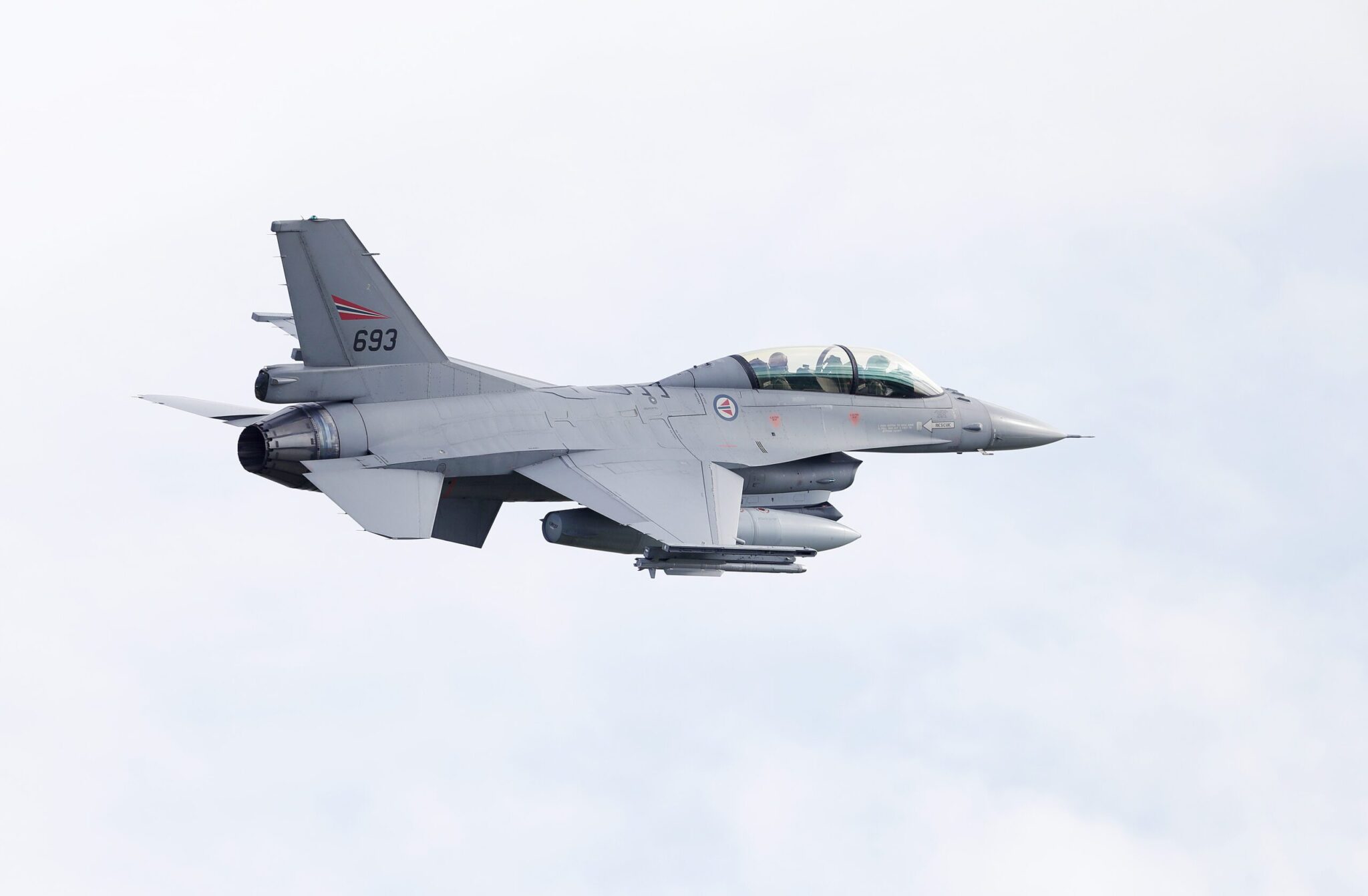 F-16 Norwegia ke Dragon International dan Rumania • Pilot & Penerbangan