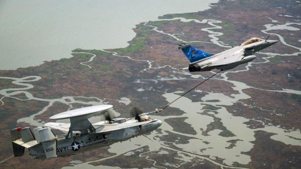Rafale-tankt-Hawkeye